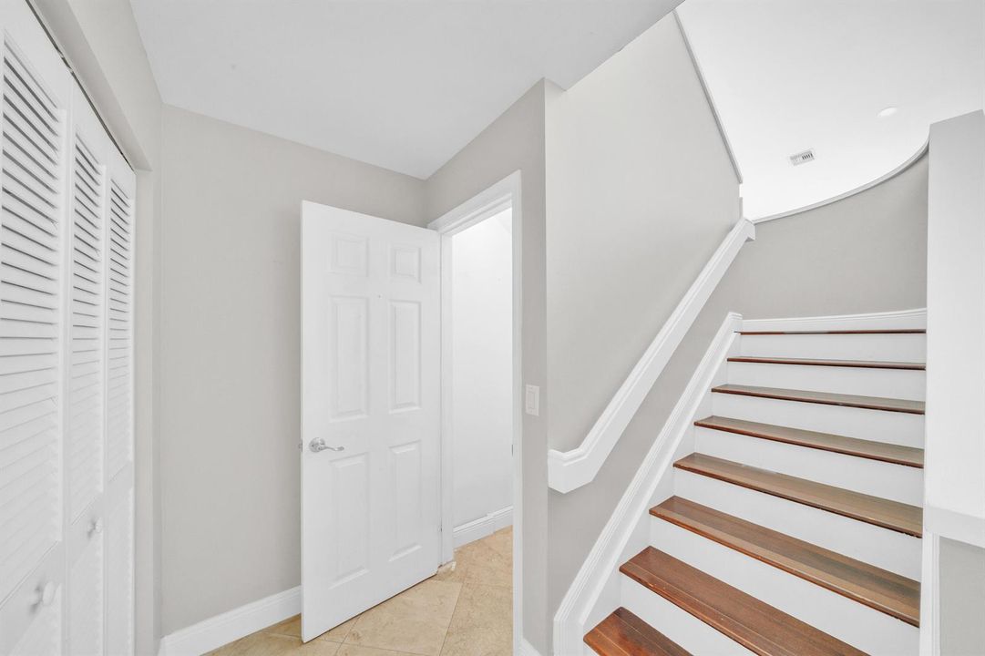 23 Stairwell (1)
