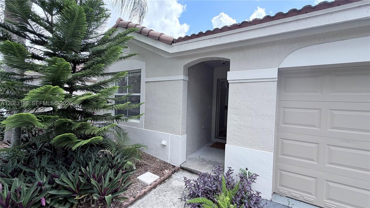 For Rent: $3,600 (3 beds, 2 baths, 1517 Square Feet)
