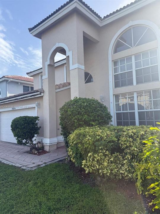 En Venta: $639,900 (5 camas, 3 baños, 2532 Pies cuadrados)