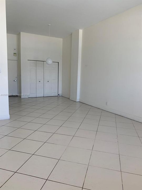 В аренду: $2,800 (1 спален, 1 ванн, 910 Квадратных фут)