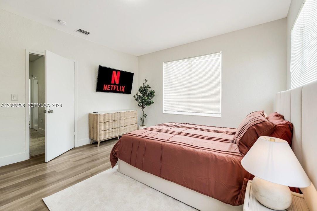 For Rent: $1,900 (2 beds, 1 baths, 800 Square Feet)