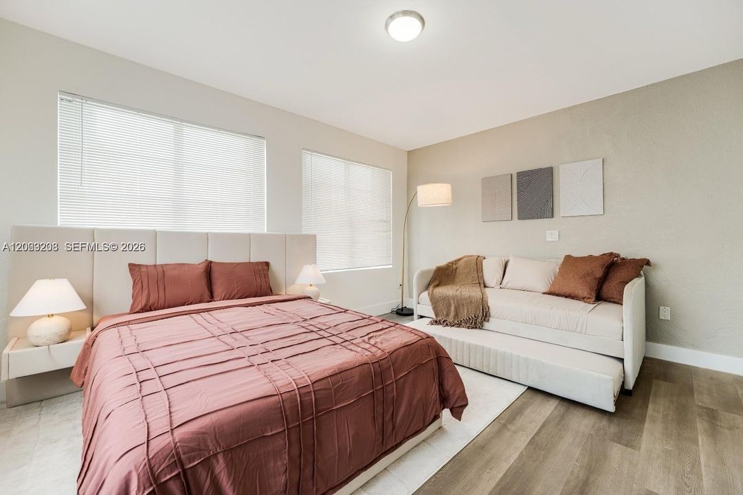 For Rent: $1,900 (2 beds, 1 baths, 800 Square Feet)