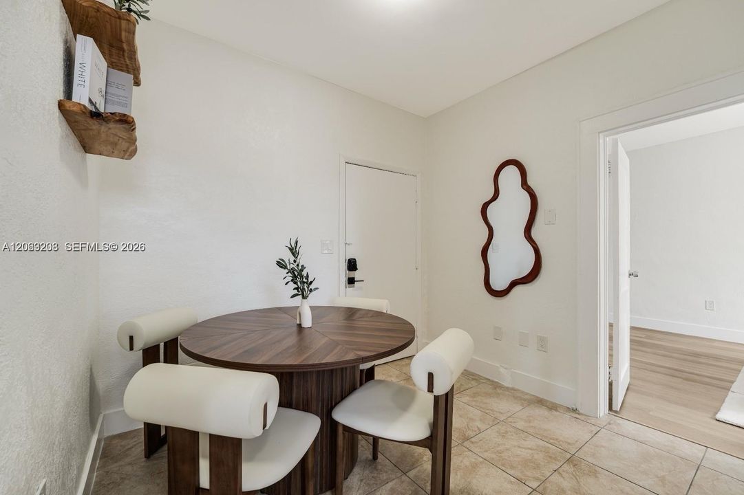 For Rent: $1,900 (2 beds, 1 baths, 800 Square Feet)