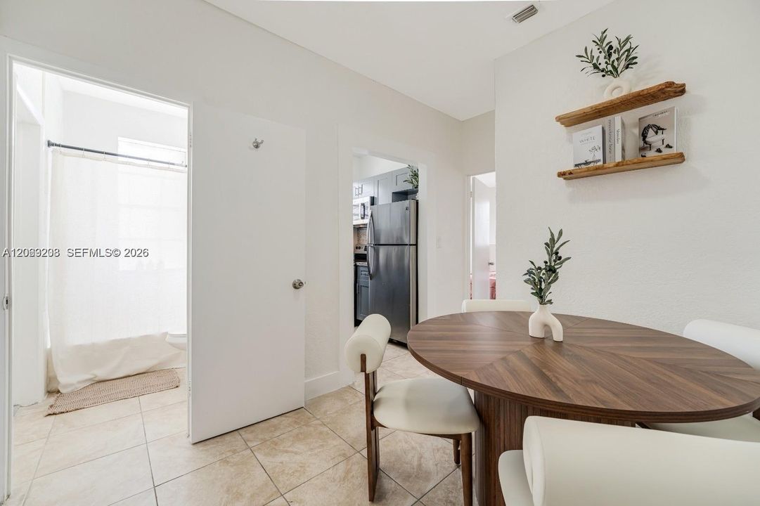 For Rent: $1,900 (2 beds, 1 baths, 800 Square Feet)