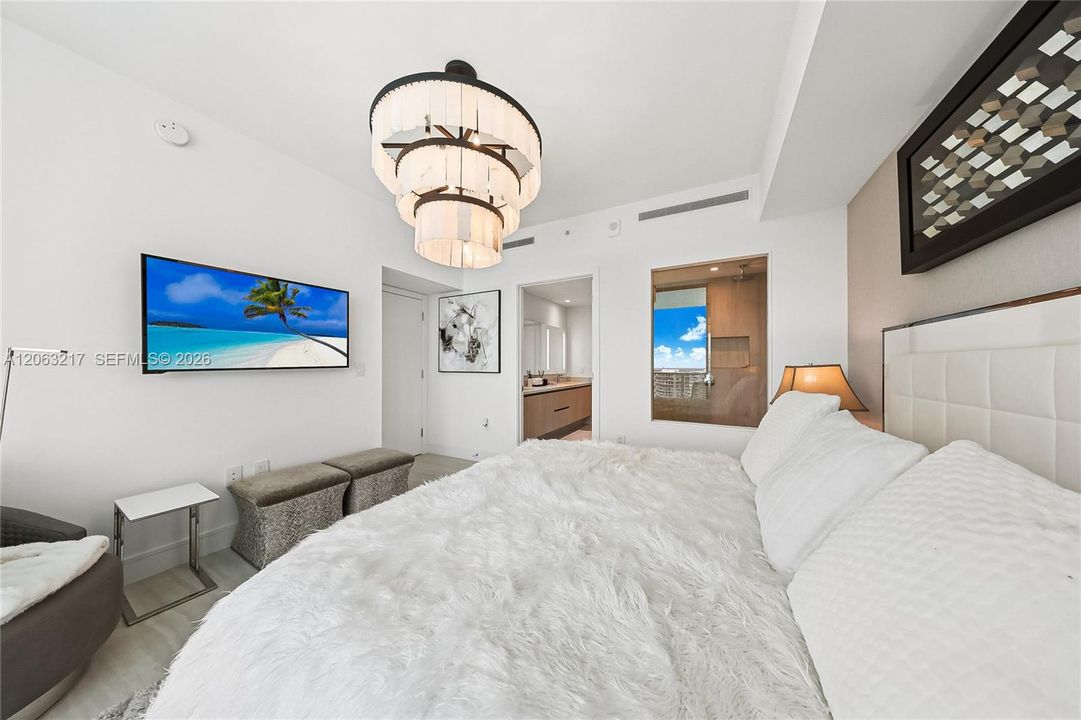 For Sale: $1,385,000 (1 beds, 1 baths, 962 Square Feet)