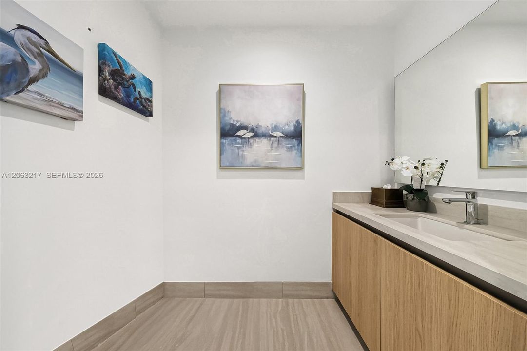 For Sale: $1,385,000 (1 beds, 1 baths, 962 Square Feet)