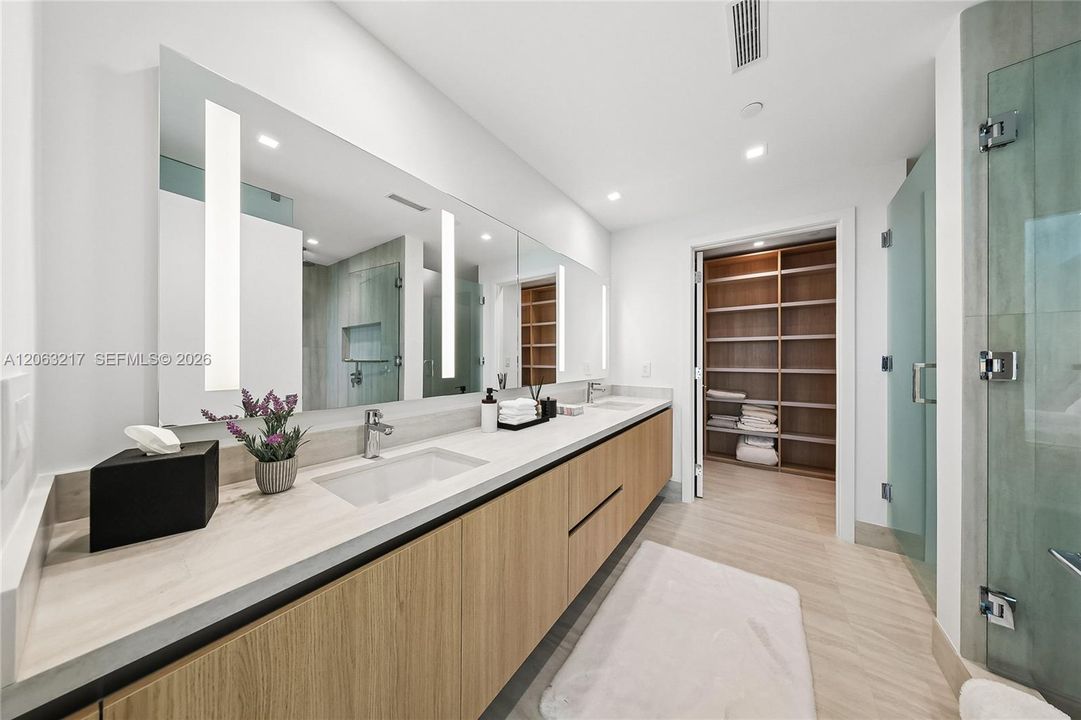 For Sale: $1,385,000 (1 beds, 1 baths, 962 Square Feet)