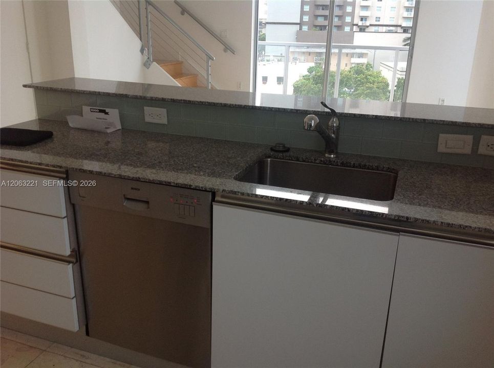 Под контрактом: $2,950 (1 спален, 1 ванн, 968 Квадратных фут)