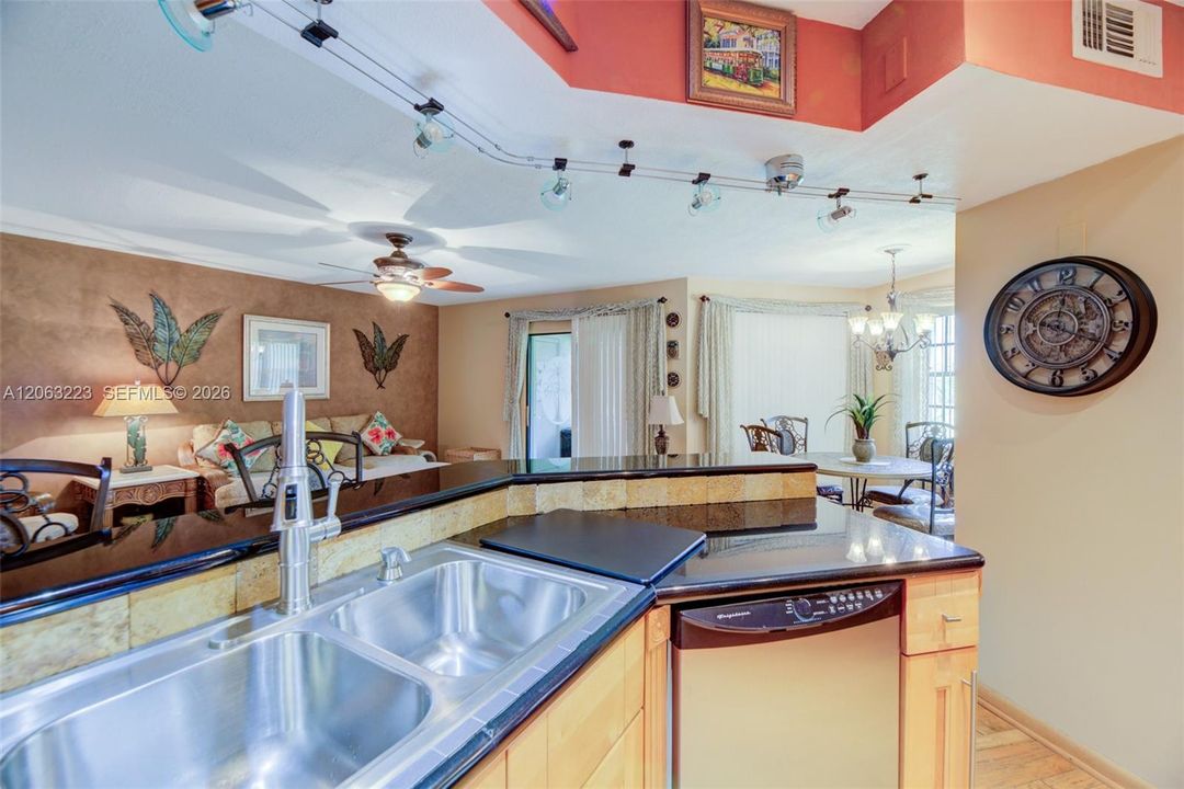 На продажу: $375,000 (2 спален, 2 ванн, 1189 Квадратных фут)