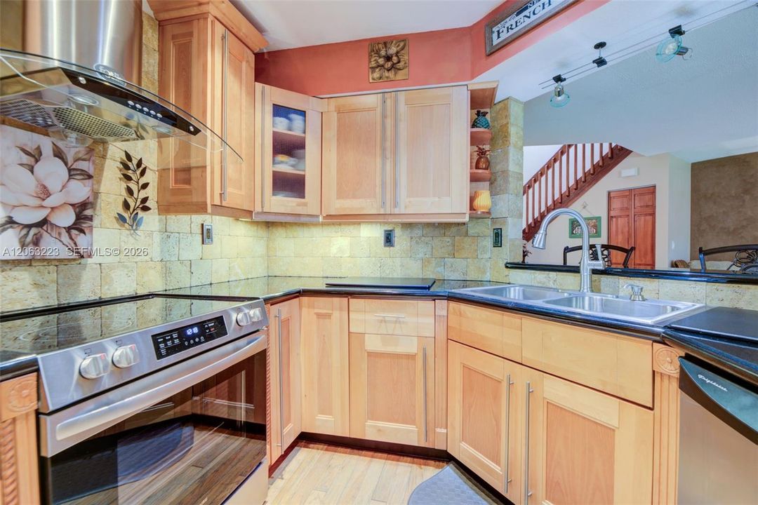 На продажу: $375,000 (2 спален, 2 ванн, 1189 Квадратных фут)