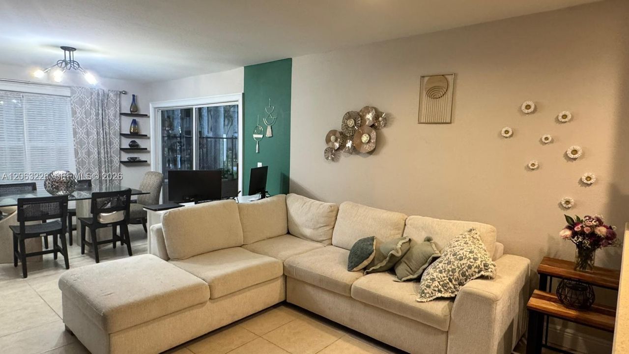 В аренду: $2,350 (2 спален, 2 ванн, 946 Квадратных фут)