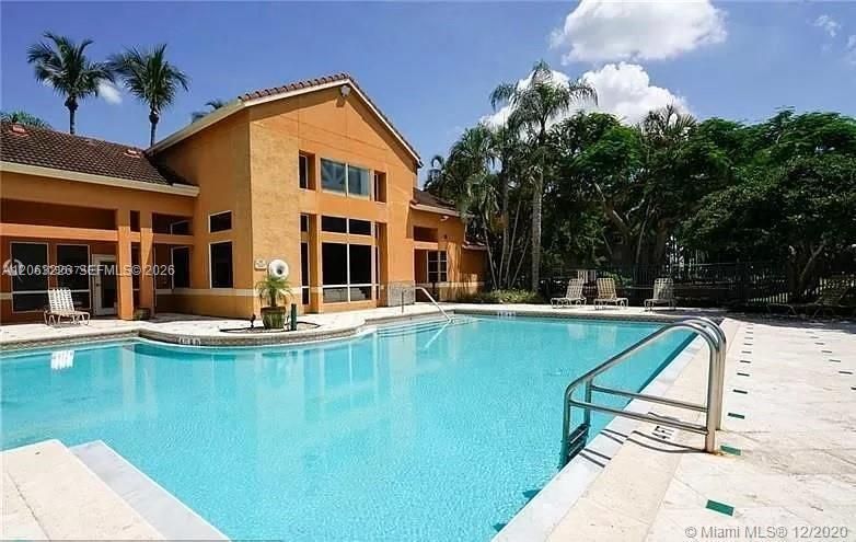 В аренду: $2,350 (2 спален, 2 ванн, 946 Квадратных фут)