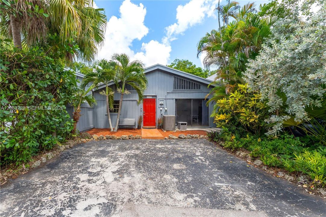 For Sale: $489,000 (2 beds, 2 baths, 1080 Square Feet)