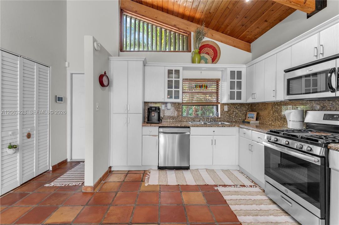 For Sale: $489,000 (2 beds, 2 baths, 1080 Square Feet)