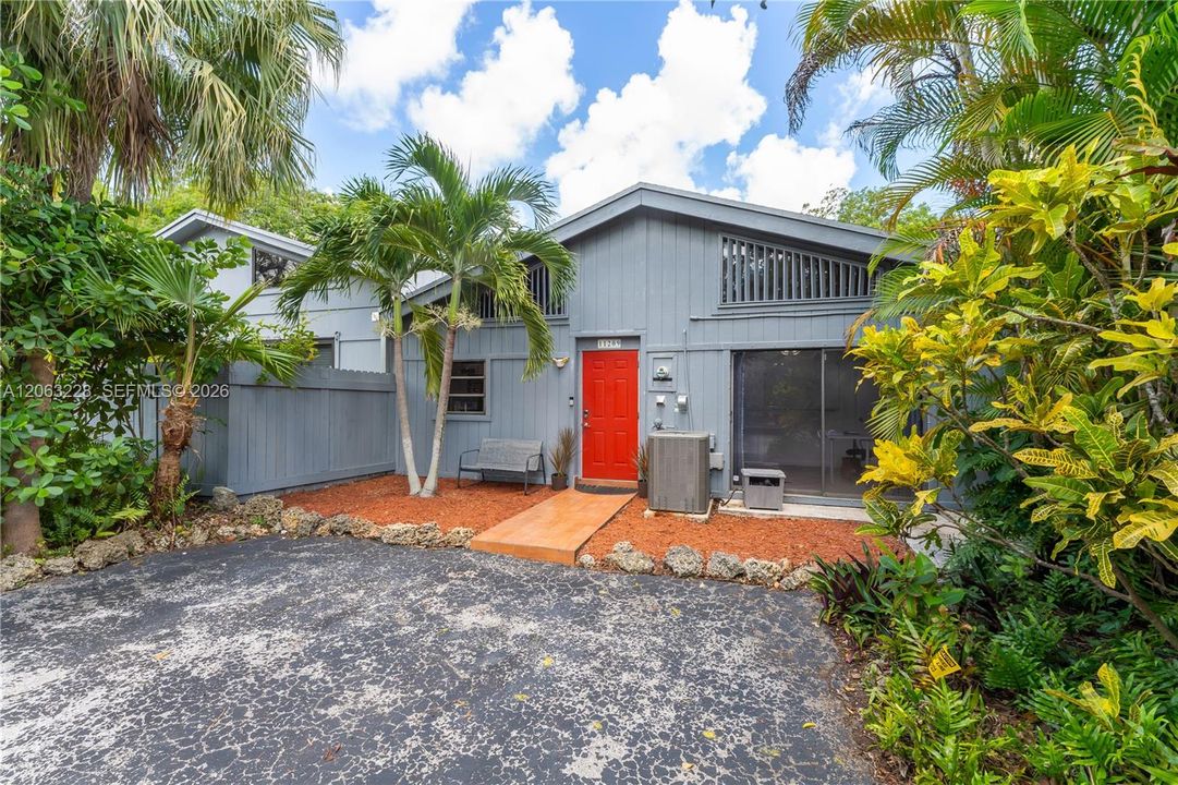 For Sale: $489,000 (2 beds, 2 baths, 1080 Square Feet)