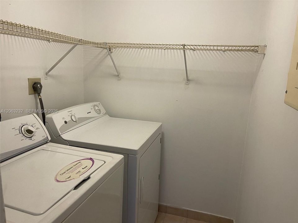 В аренду: $2,300 (2 спален, 2 ванн, 1016 Квадратных фут)
