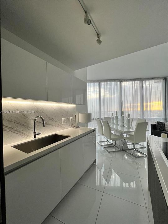 For Sale: $650,000 (1 beds, 2 baths, 1185 Square Feet)