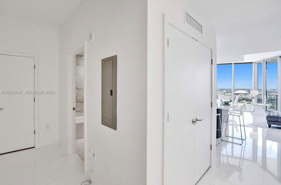 For Sale: $650,000 (1 beds, 2 baths, 1185 Square Feet)