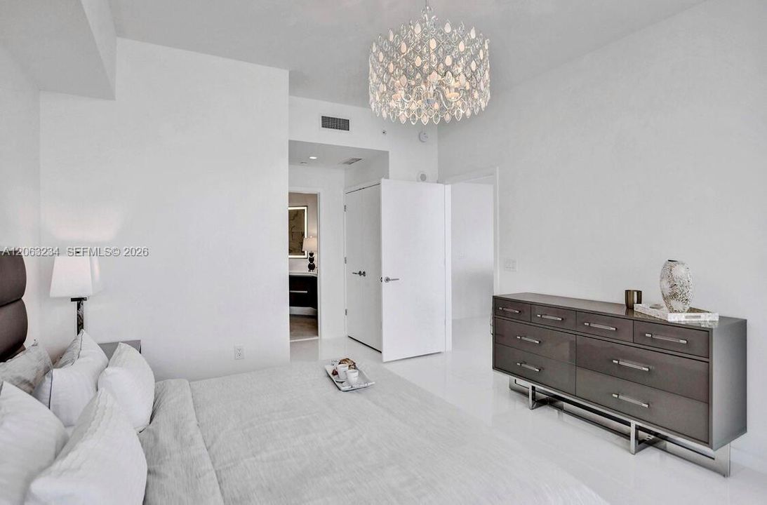 For Sale: $650,000 (1 beds, 2 baths, 1185 Square Feet)