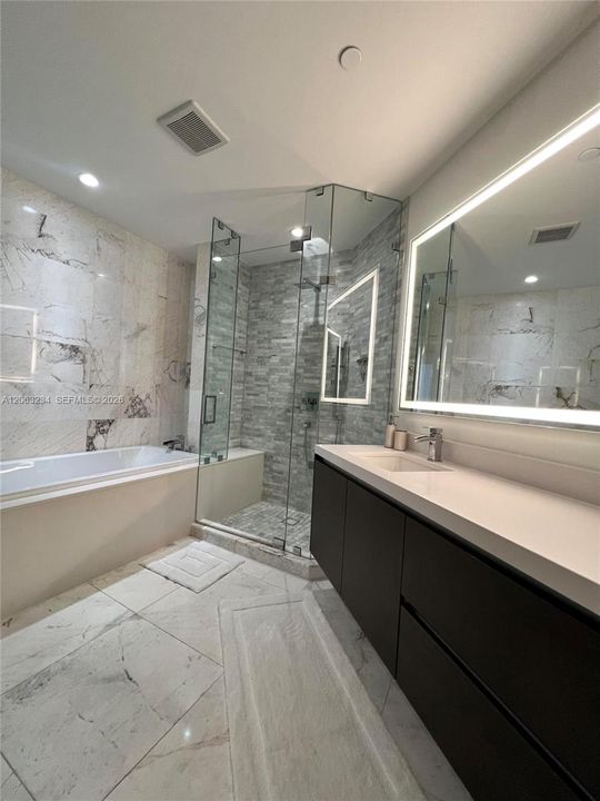 For Sale: $650,000 (1 beds, 2 baths, 1185 Square Feet)