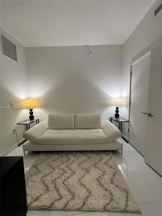 For Sale: $650,000 (1 beds, 2 baths, 1185 Square Feet)