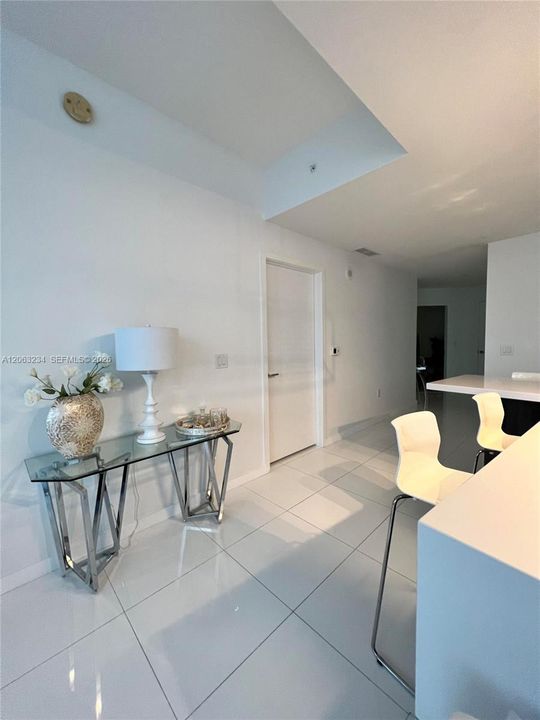 For Sale: $650,000 (1 beds, 2 baths, 1185 Square Feet)