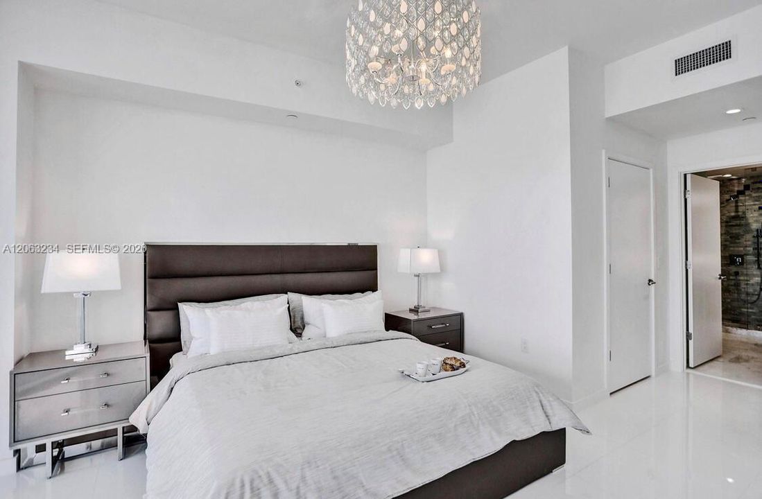 For Sale: $650,000 (1 beds, 2 baths, 1185 Square Feet)