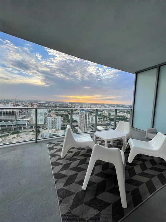 For Sale: $650,000 (1 beds, 2 baths, 1185 Square Feet)