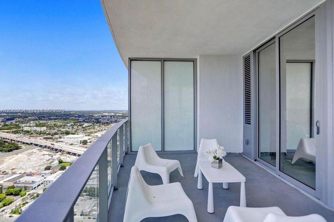 For Sale: $650,000 (1 beds, 2 baths, 1185 Square Feet)