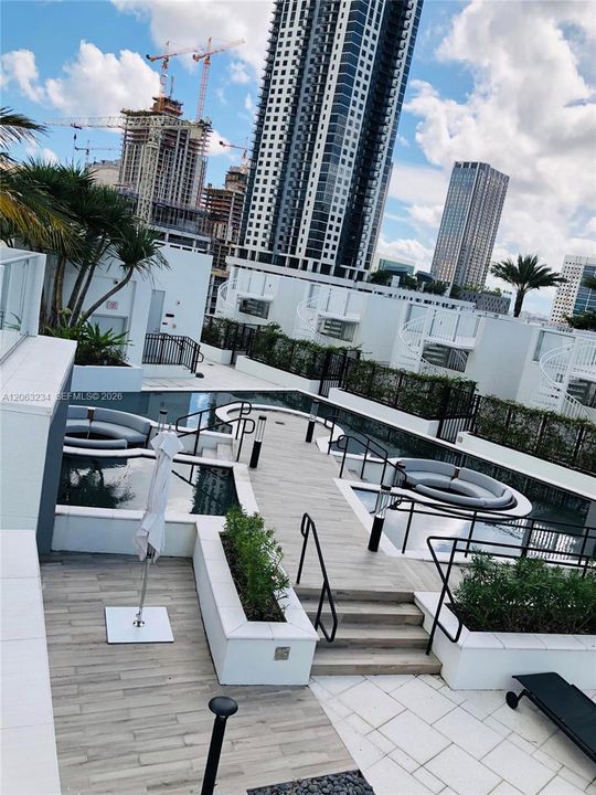 For Sale: $650,000 (1 beds, 2 baths, 1185 Square Feet)