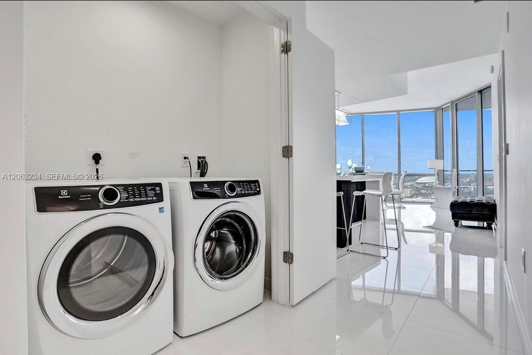 For Sale: $650,000 (1 beds, 2 baths, 1185 Square Feet)