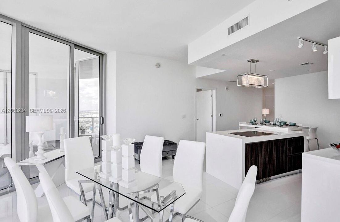 For Sale: $650,000 (1 beds, 2 baths, 1185 Square Feet)