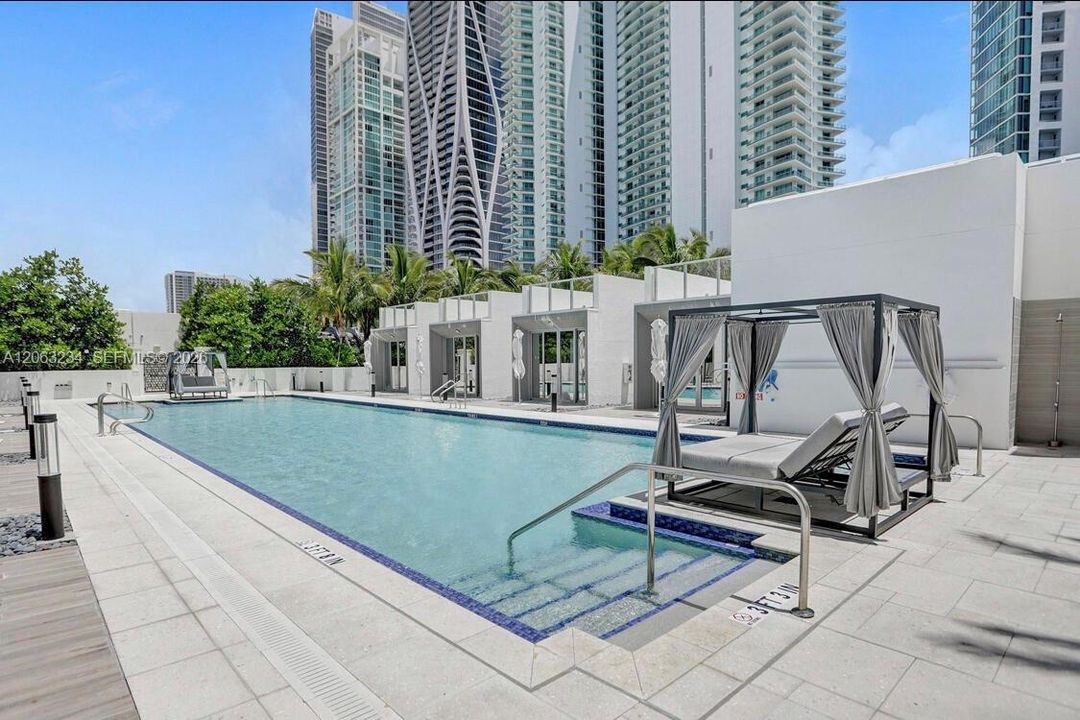For Sale: $650,000 (1 beds, 2 baths, 1185 Square Feet)
