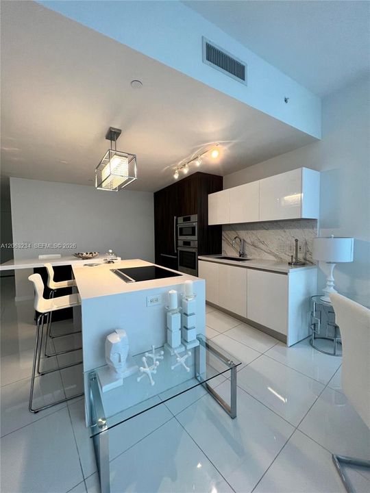 For Sale: $650,000 (1 beds, 2 baths, 1185 Square Feet)