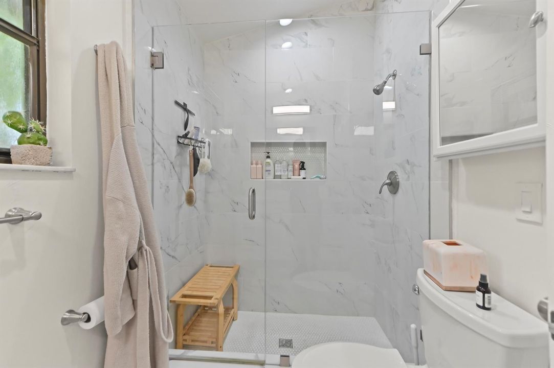27 Bathroom 02