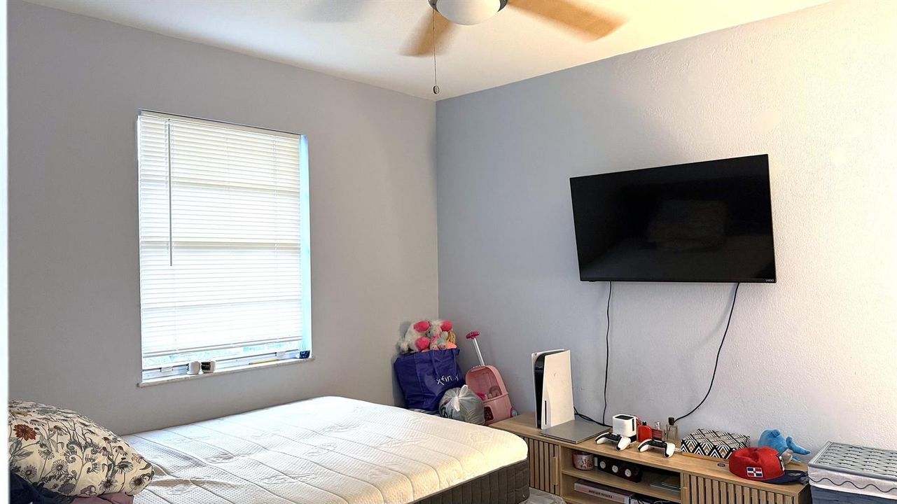 35 - Guest Bedroom (2)