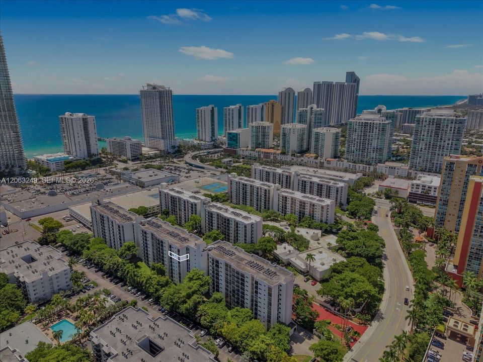 For Sale: $349,000 (2 beds, 2 baths, 894 Square Feet)