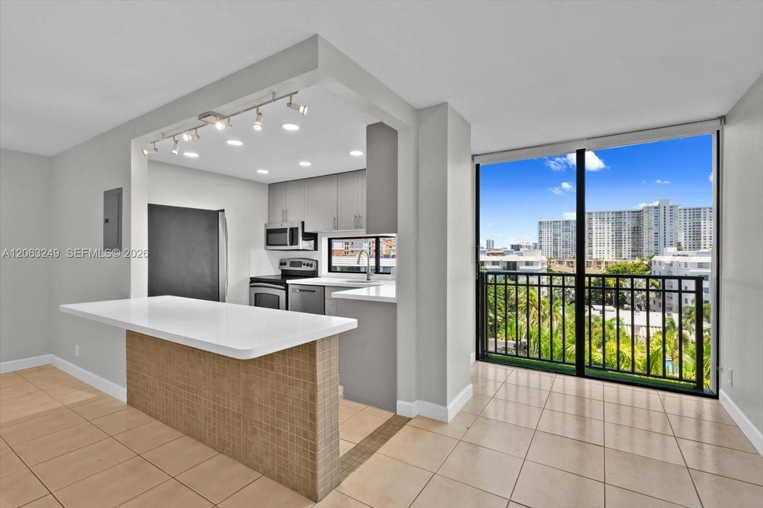 For Sale: $349,000 (2 beds, 2 baths, 894 Square Feet)