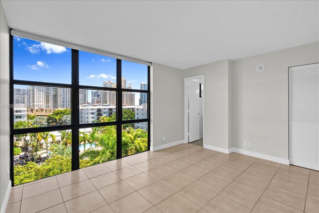 For Sale: $349,000 (2 beds, 2 baths, 894 Square Feet)