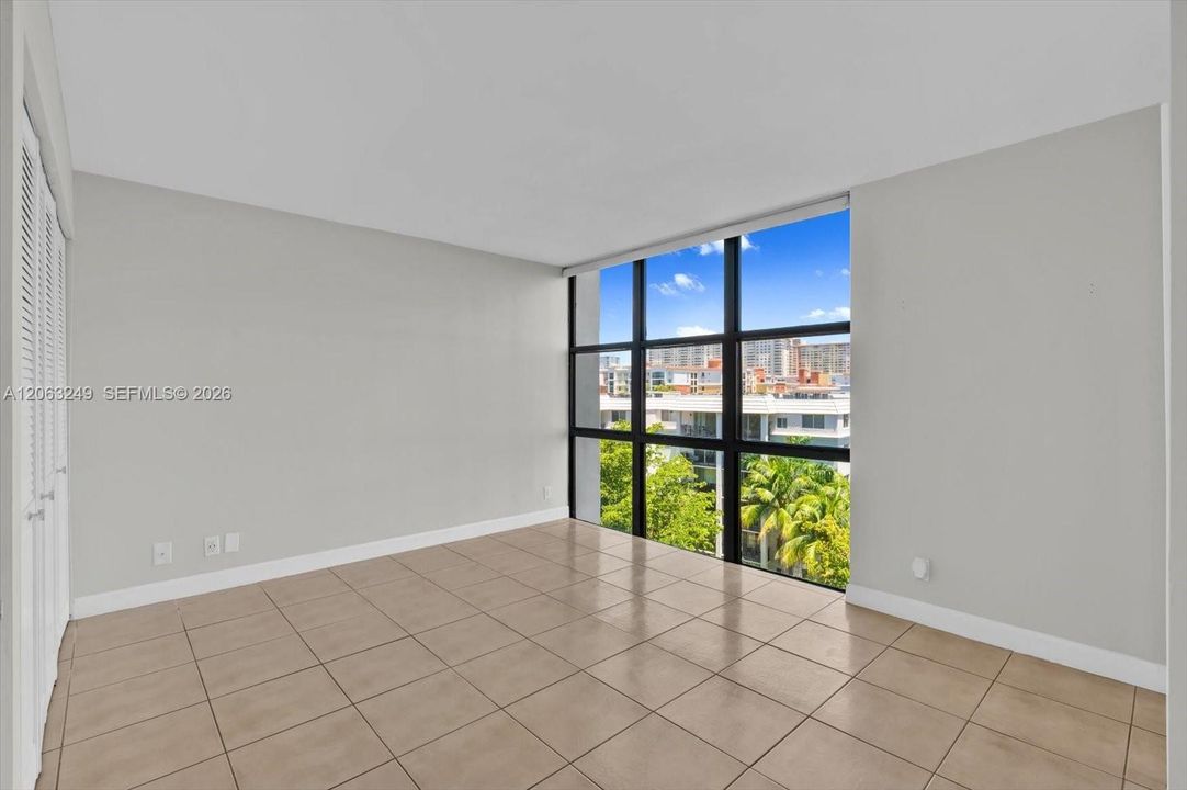 For Sale: $349,000 (2 beds, 2 baths, 894 Square Feet)