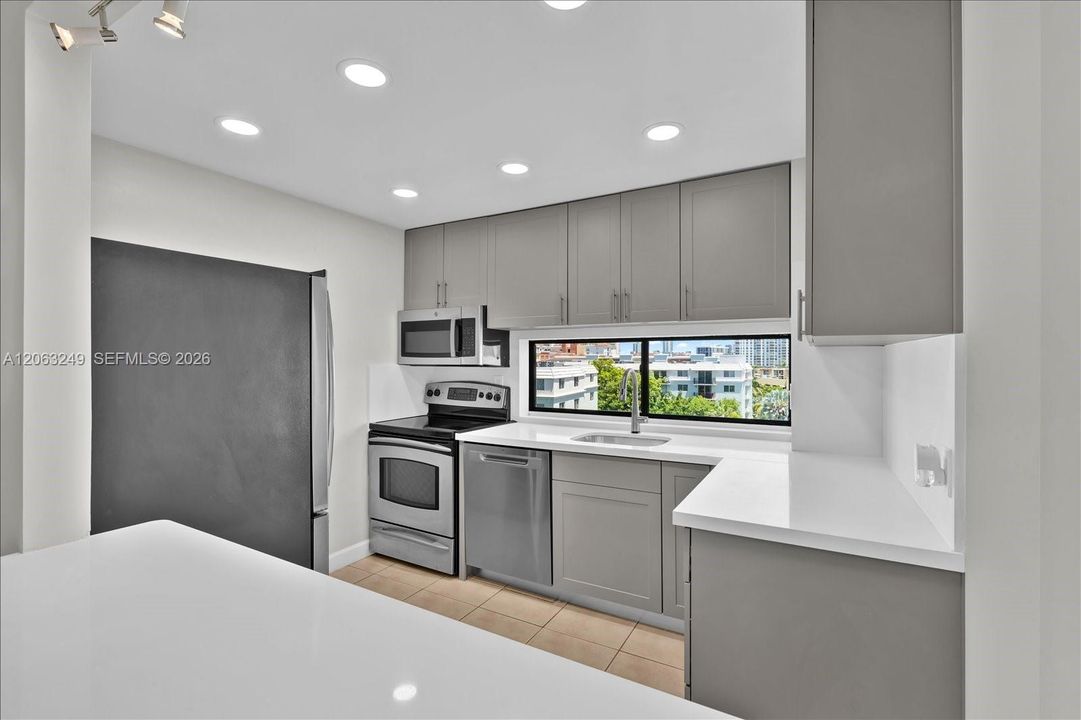 For Sale: $349,000 (2 beds, 2 baths, 894 Square Feet)