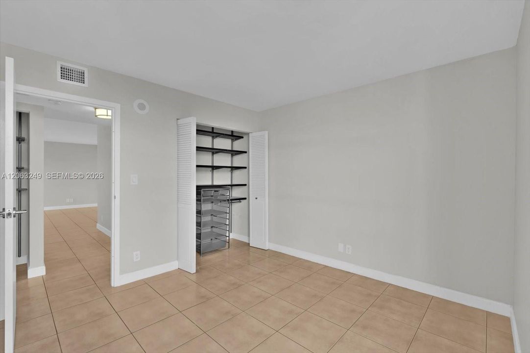For Sale: $349,000 (2 beds, 2 baths, 894 Square Feet)