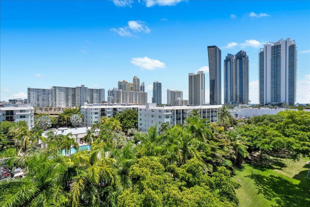 For Sale: $349,000 (2 beds, 2 baths, 894 Square Feet)
