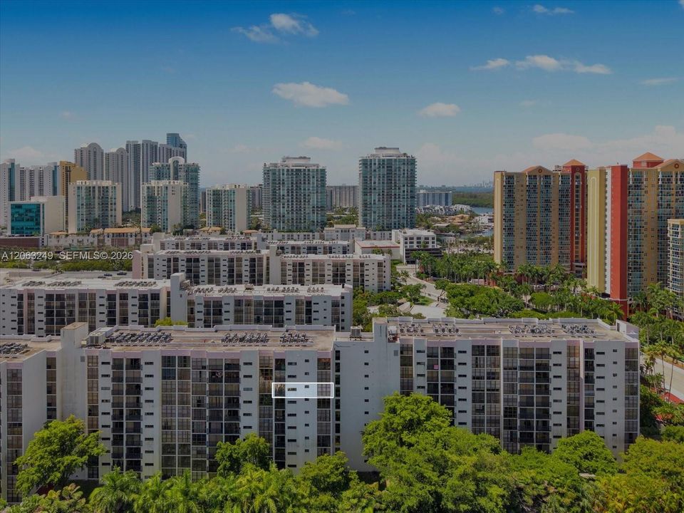 For Sale: $349,000 (2 beds, 2 baths, 894 Square Feet)