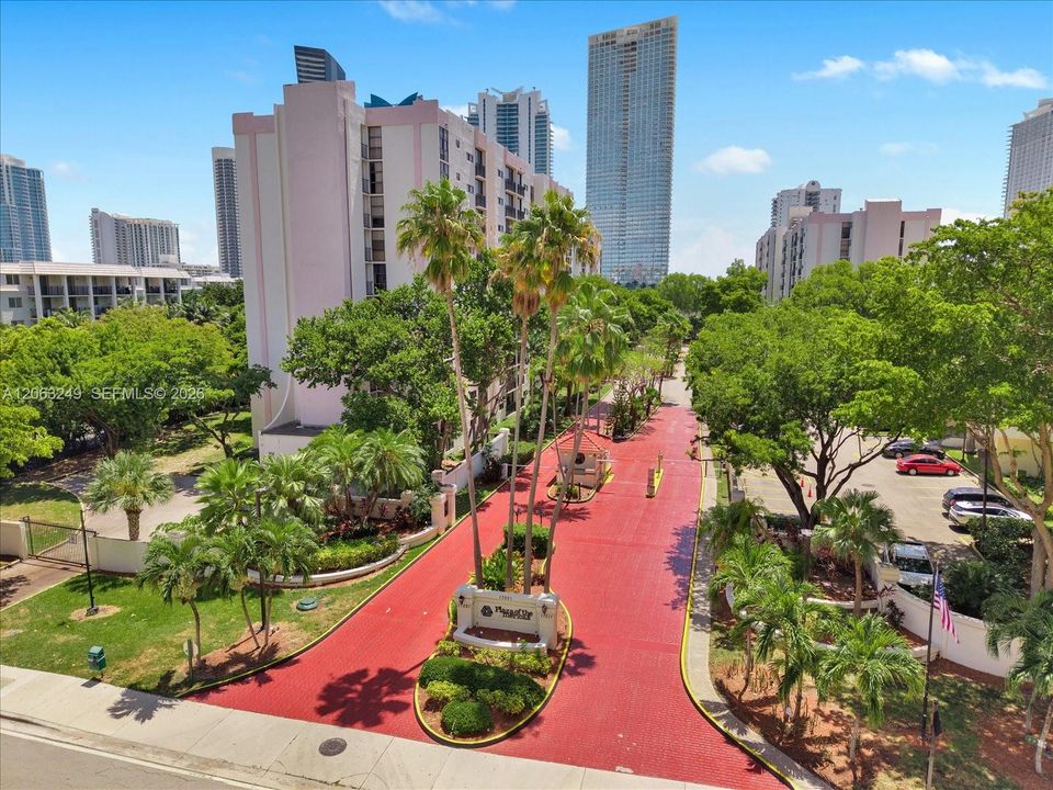 For Sale: $349,000 (2 beds, 2 baths, 894 Square Feet)