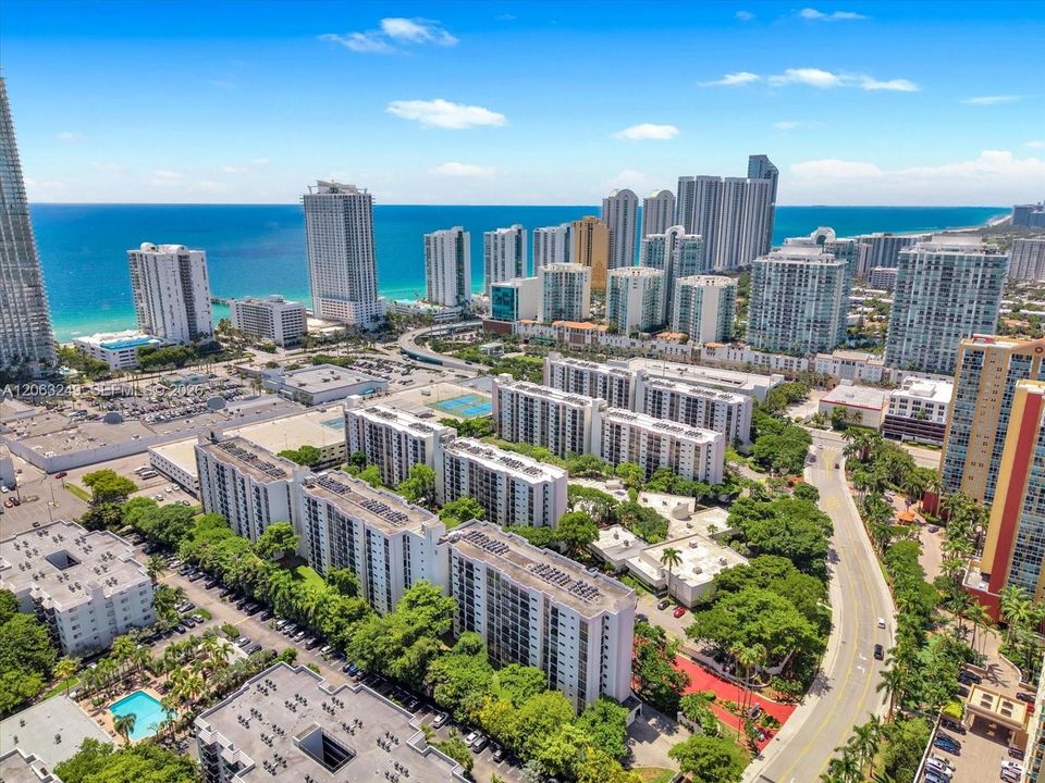 For Sale: $349,000 (2 beds, 2 baths, 894 Square Feet)