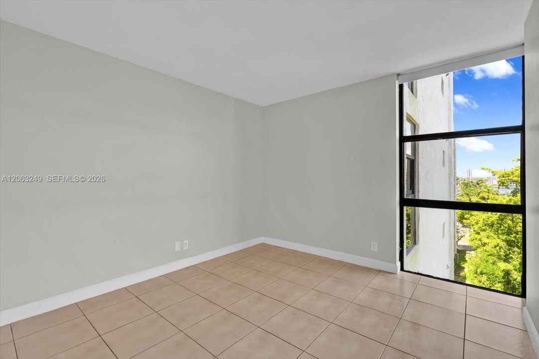 For Sale: $349,000 (2 beds, 2 baths, 894 Square Feet)