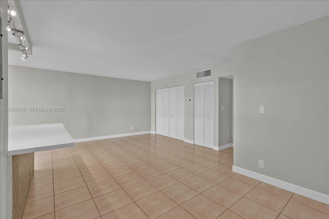 For Sale: $349,000 (2 beds, 2 baths, 894 Square Feet)