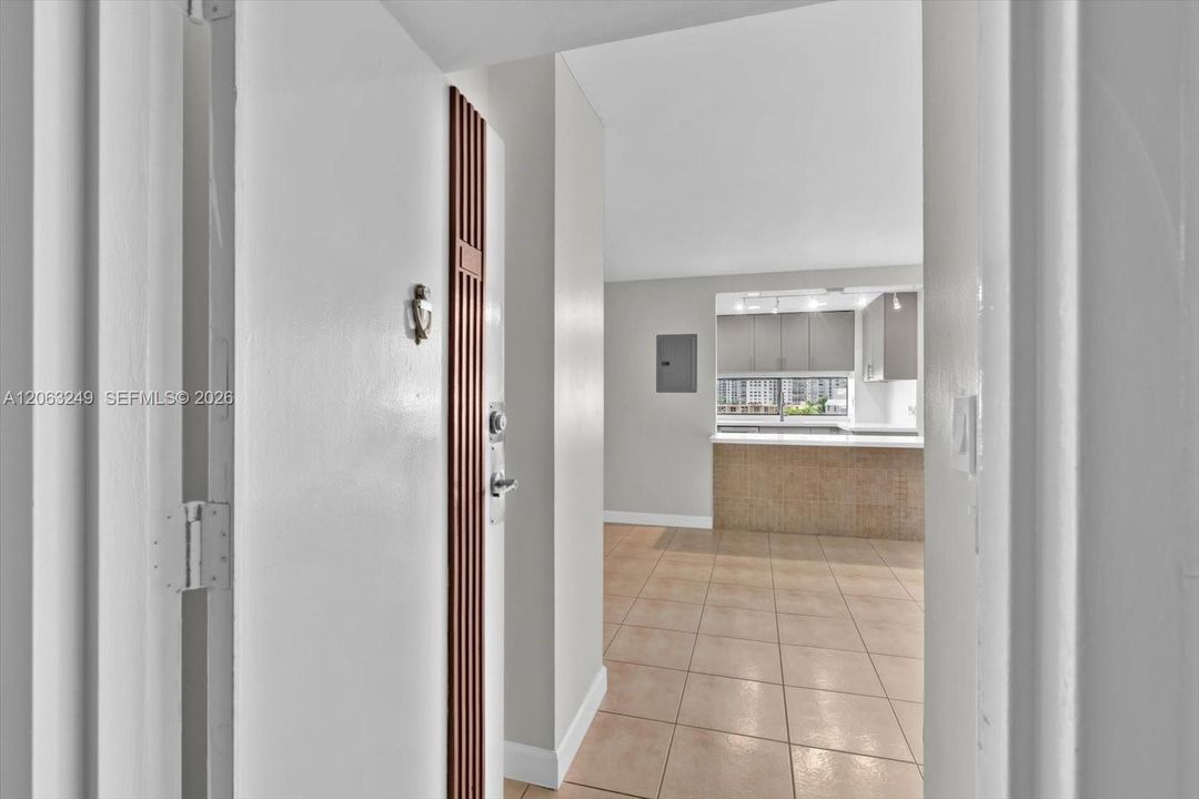 For Sale: $349,000 (2 beds, 2 baths, 894 Square Feet)