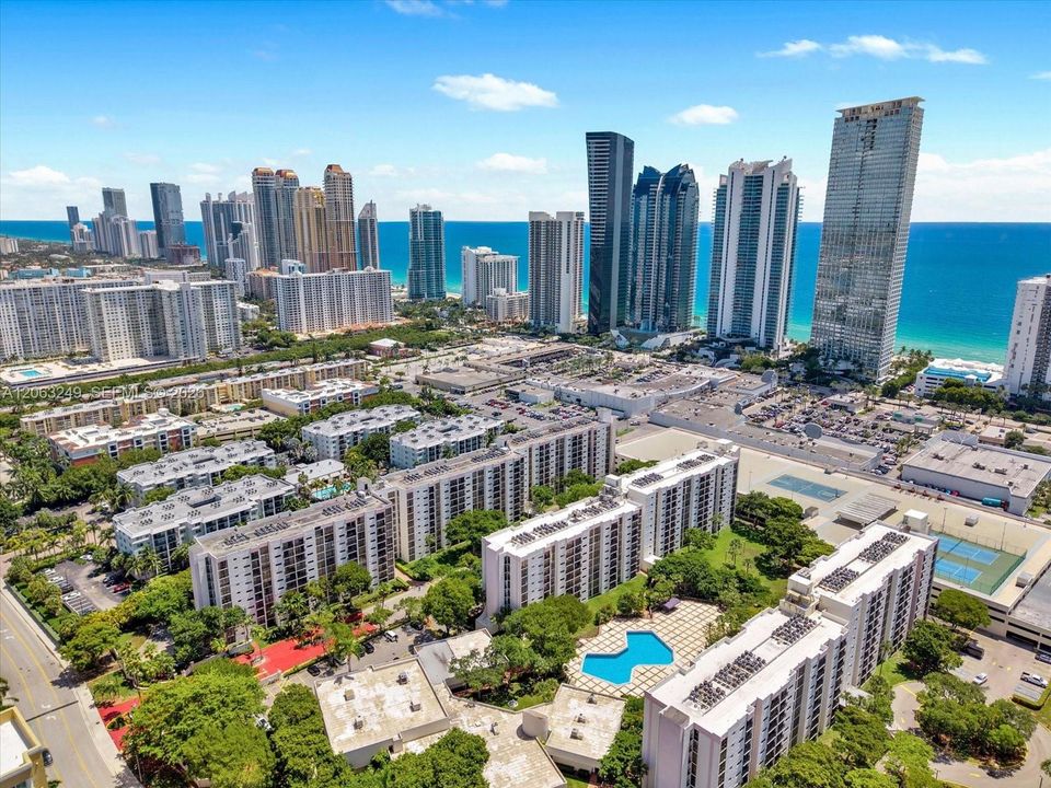 For Sale: $349,000 (2 beds, 2 baths, 894 Square Feet)